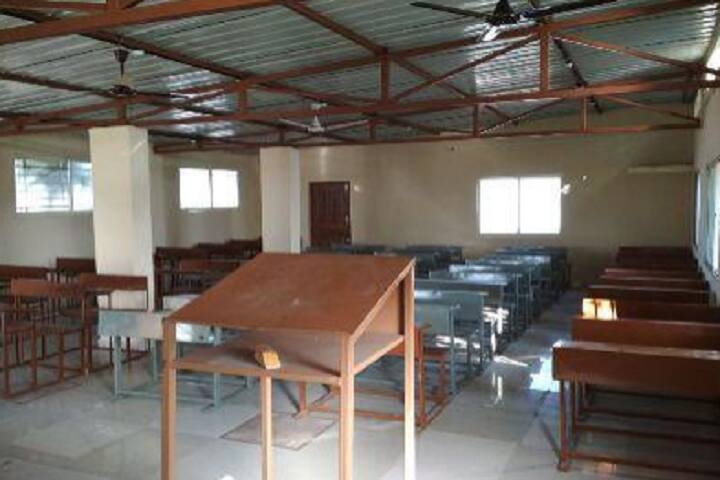Swatantrya Sainik Suryabhanji Pawar Mahavidyalaya campus in Parbhani, Maharashtra, India — photo 4
