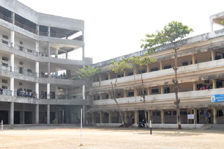 The Shirpur Education Society's Smt HR Patel Arts Mahila College campus in Dhule, Maharashtra, India — photo 2