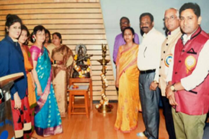 The Shirpur Education Society's Smt HR Patel Arts Mahila College campus in Dhule, Maharashtra, India — photo 4