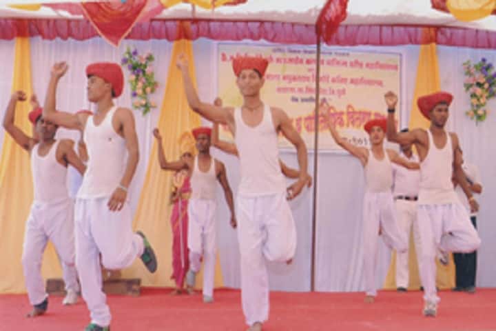 Late MD Sisode Alias Bhausaheb Arts and Commerce College campus in Nardana, Maharashtra, India — photo 2