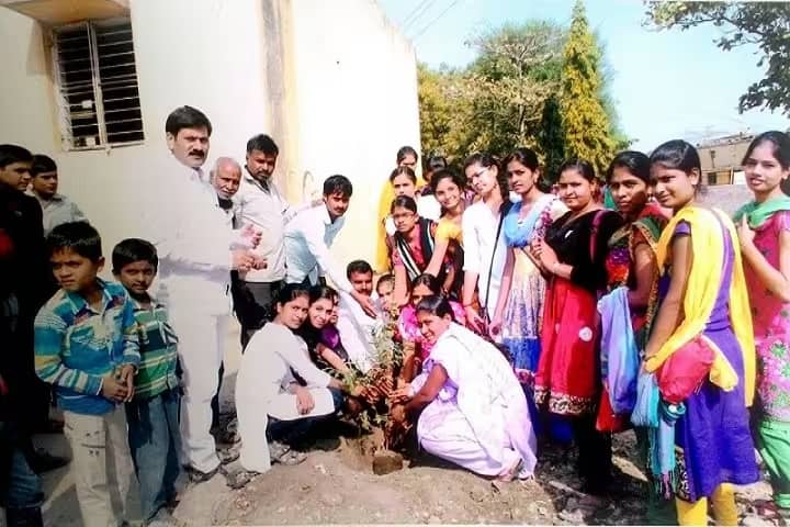 Late Laxmibai Deshmukh Mahila Mahavidyalaya campus in Beed, Maharashtra, India — photo 6