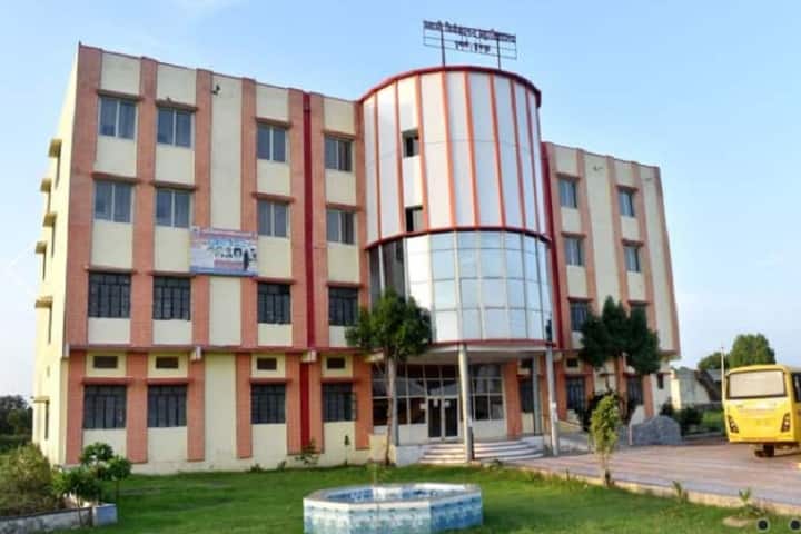 Swami Vivekanand Mahavidhyalaya campus in Dungarpur, Rajasthan, India — photo 2