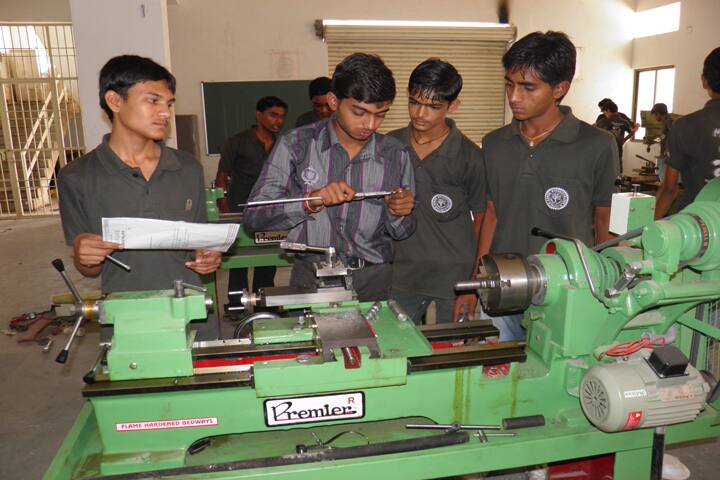 Aarsh Mahavidyalaya campus in Rajkot, Gujarat, India — photo 3