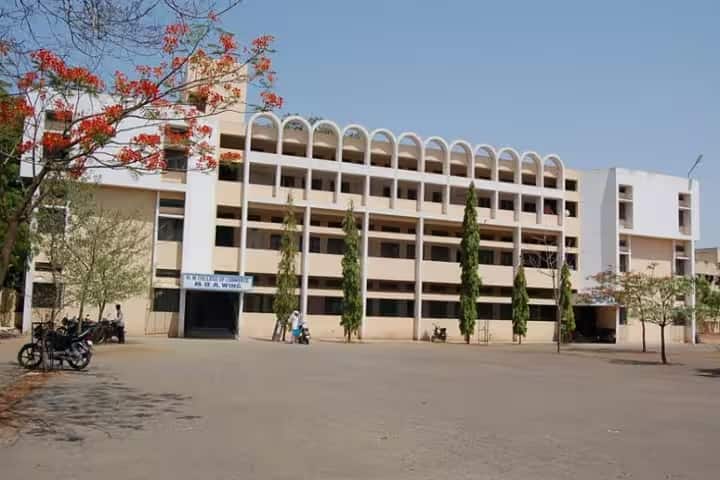 Hirachand Nemchand College of Commerce campus in Solapur, Maharashtra, India — photo 1