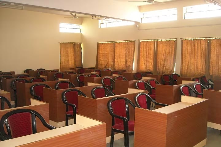 Hirachand Nemchand College of Commerce campus in Solapur, Maharashtra, India — photo 2