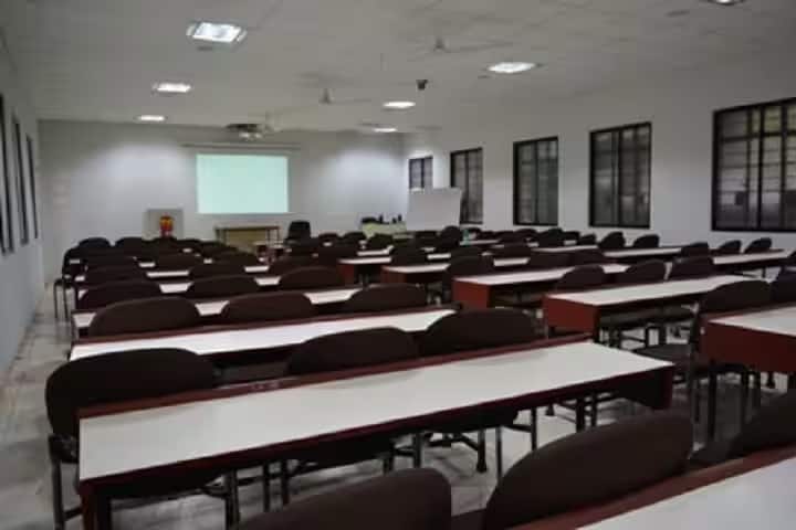 Hirachand Nemchand College of Commerce campus in Solapur, Maharashtra, India — photo 3