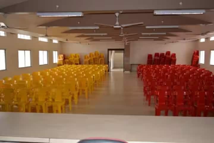 Hirachand Nemchand College of Commerce campus in Solapur, Maharashtra, India — photo 4