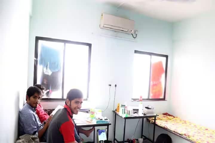 Hirachand Nemchand College of Commerce campus in Solapur, Maharashtra, India — photo 5