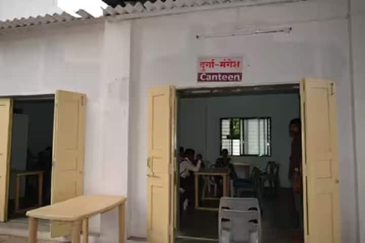 Hirachand Nemchand College of Commerce campus in Solapur, Maharashtra, India — photo 6
