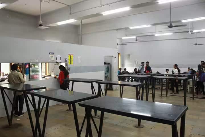 Shri Chinai College of Commerce and Economics campus in Mumbai, Maharashtra, India — photo 4