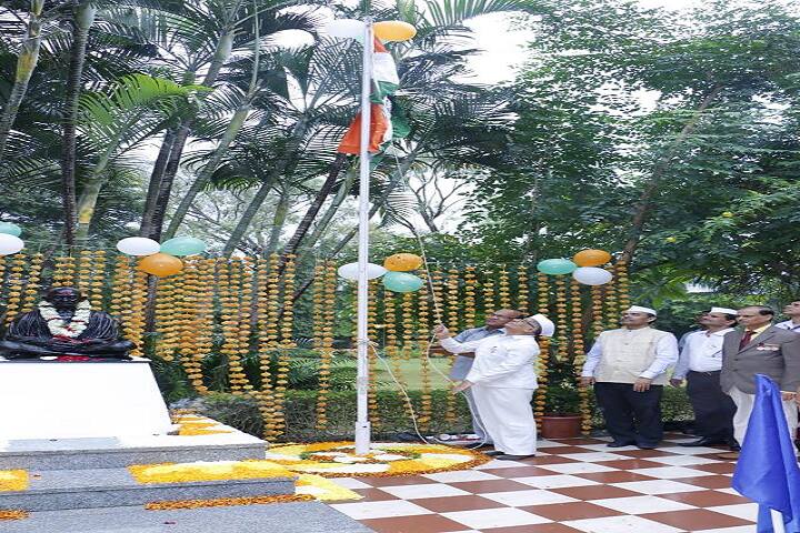 Mahatma Gandhi Mission Medical College campus in Vashi, Maharashtra, India — photo 6