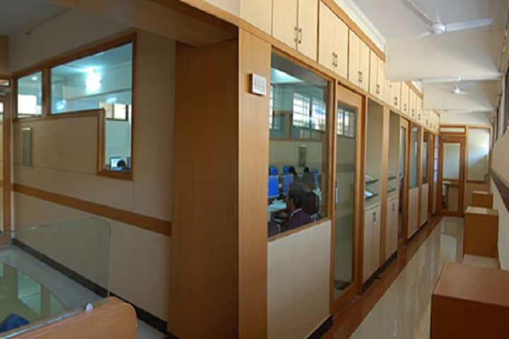 The New College campus in Kolhapur, Maharashtra, India — photo 6