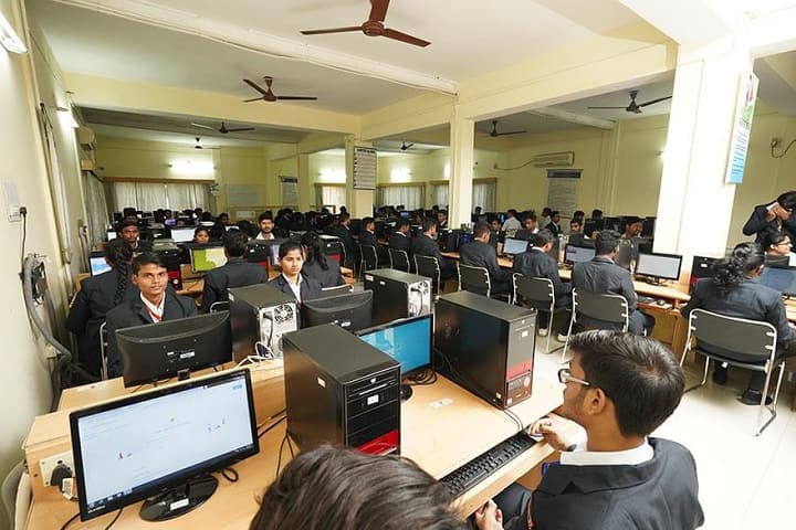 Chouksey College of Science and Commerce campus in Bilaspur, Chhattisgarh, India — photo 5