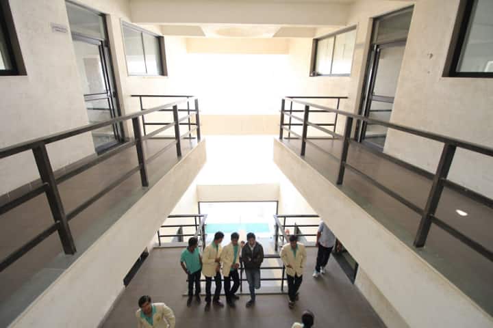 Sanjaybhai Rajguru Science College campus in Rajkot, Gujarat, India — photo 2