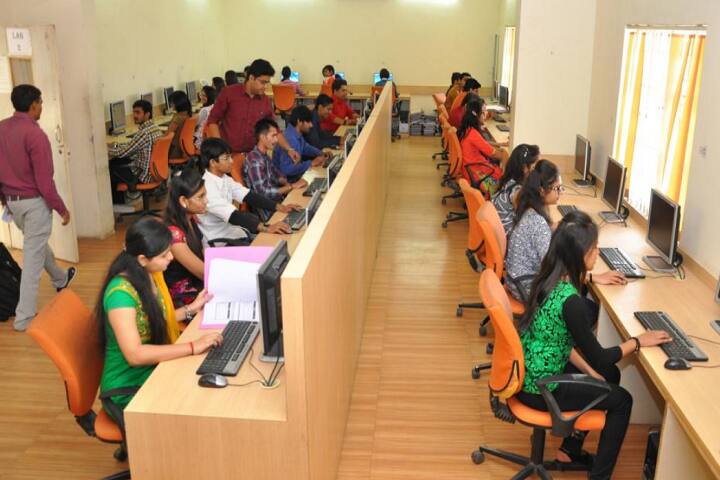 Sanjaybhai Rajguru Science College campus in Rajkot, Gujarat, India — photo 3