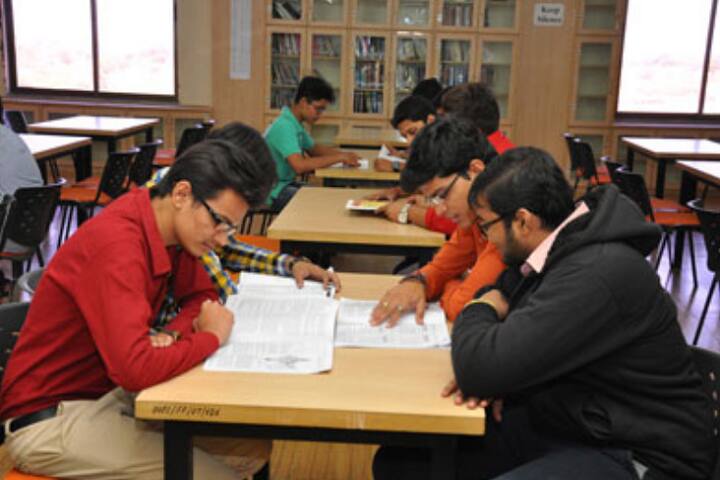 Sanjaybhai Rajguru Science College campus in Rajkot, Gujarat, India — photo 4