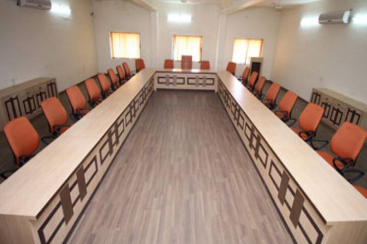 Sanjaybhai Rajguru Science College campus in Rajkot, Gujarat, India — photo 6