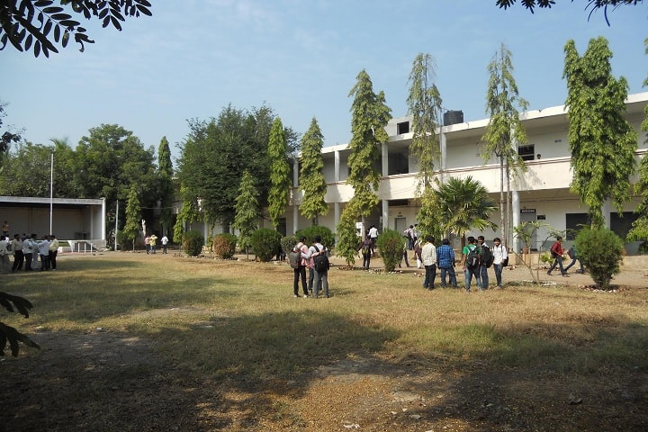 Shri Bankatswami Mahavidyalaya campus in Beed, Maharashtra, India — photo 1