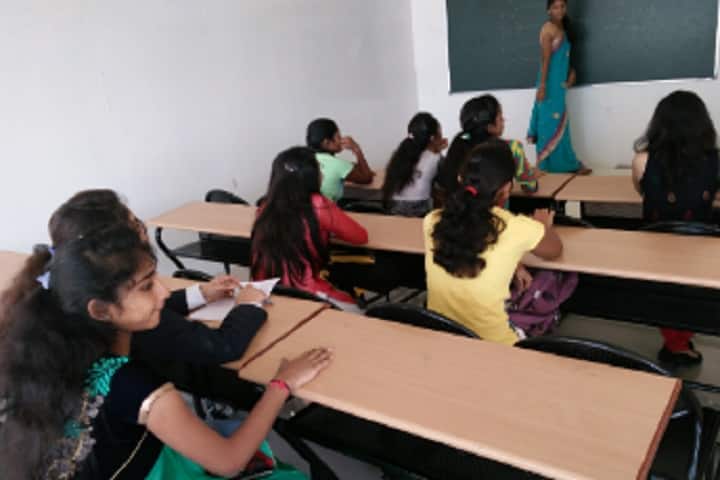 Shree Kokilaben Karsanbhai Patel Girls Science College campus in Mehsana, Gujarat, India — photo 4