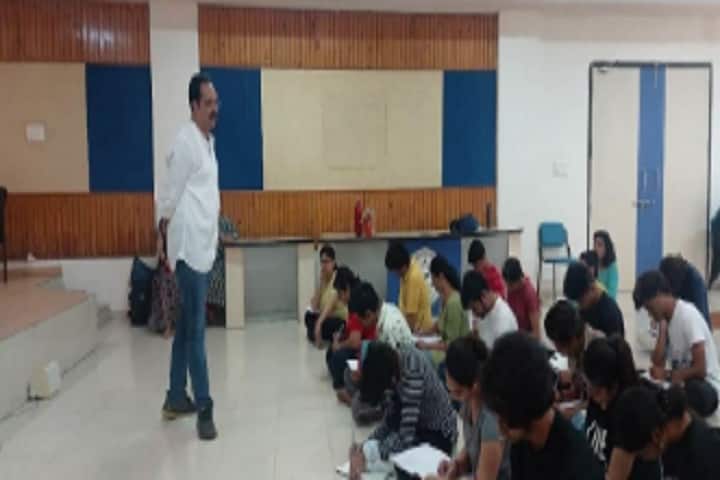 Shri Pankaj Kapadia Sarvajanik College of Performing Arts campus in Surat, Gujarat, India — photo 2