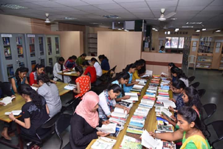 Malleswaram Ladies Association First Grade College For Women campus in Bangalore, Karnataka, India — photo 4