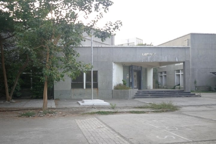 Dr S and SS Ghandhy Government Engineering College campus in Surat, Gujarat, India — photo 5