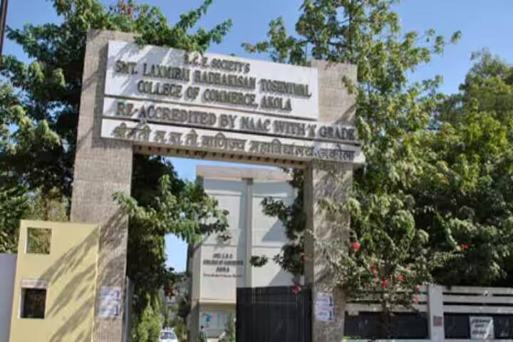 Smt Laxmibai Radhakisan Toshniwal College of Commerce campus in Akola, Maharashtra, India — photo 1