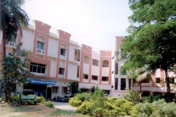 Smt Laxmibai Radhakisan Toshniwal College of Commerce campus in Akola, Maharashtra, India — photo 2
