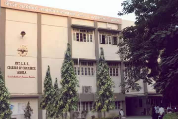 Smt Laxmibai Radhakisan Toshniwal College of Commerce campus in Akola, Maharashtra, India — photo 3