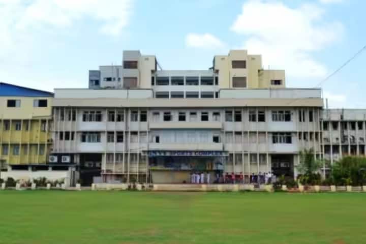 Guru Nanak College of Arts campus in Mumbai, Maharashtra, India — photo 1