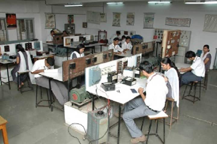Vidya Prasarak Mandal's College of Engineering campus in Thane, Maharashtra, India — photo 3