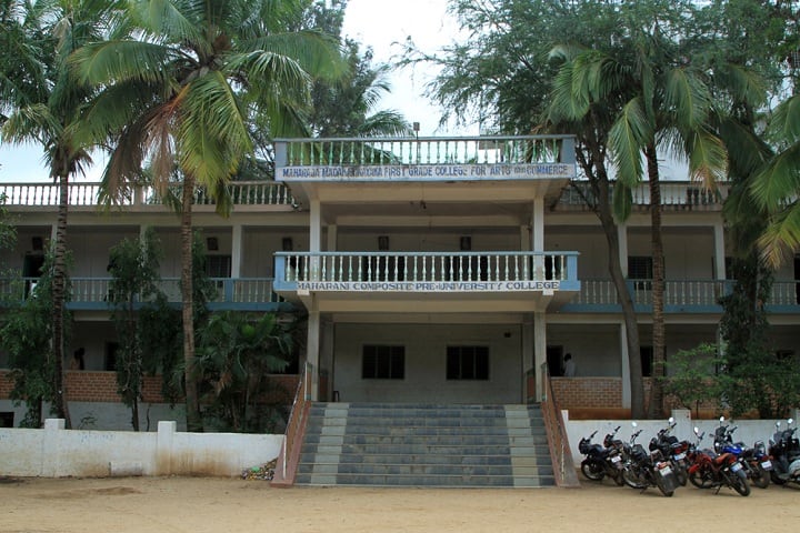 Maharaja Madakarinayaka First Grade College for Arts and Commerce campus in Chitradurga, Karnataka, India — photo 2