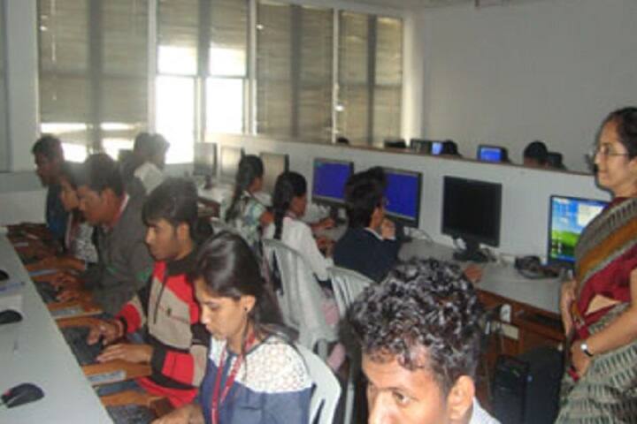 Manghanmal Udharam College of Commerce campus in Pimpri-Chinchwad, Maharashtra, India — photo 5