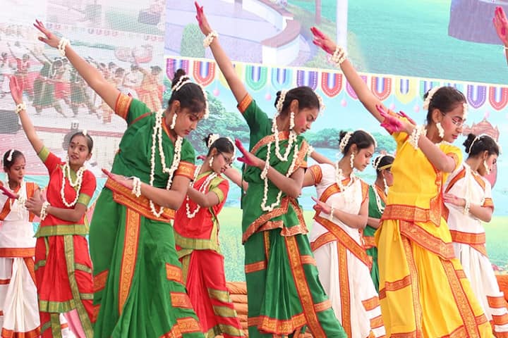 Shree Sahjanand Girls Institute campus in Bhuj, Gujarat, India — photo 2