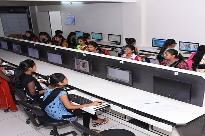 Shree Sahjanand Girls Institute campus in Bhuj, Gujarat, India — photo 5