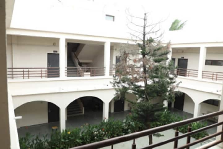 Ramesh Phirodia College of Arts campus in Ahmednagar, Maharashtra, India — photo 2