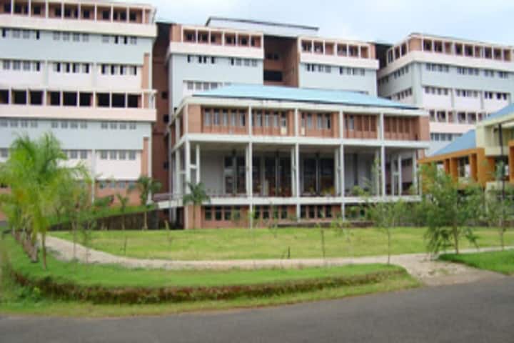 Malankara Orthodox Syrian Church Medical College campus in Kolenchery, Kerala, India — photo 1