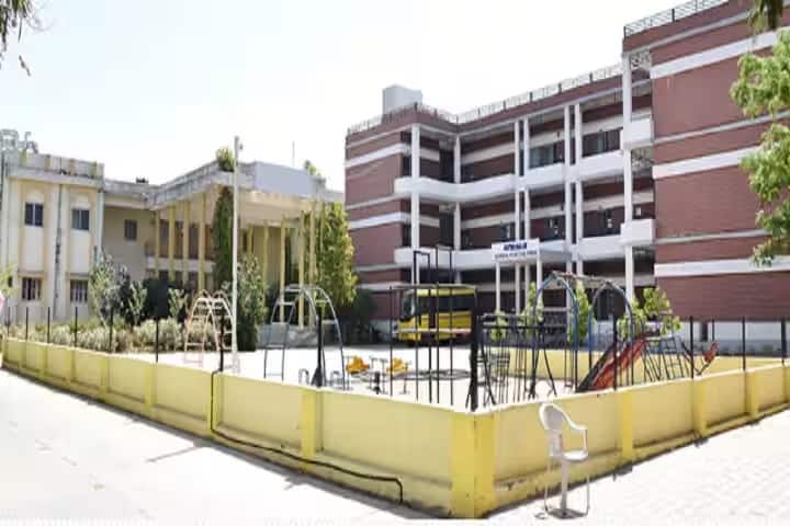 Ratnamani Commerce College campus in Becharaji, Gujarat, India — photo 1