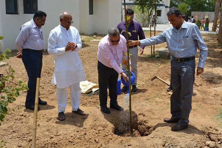 Ratnamani Commerce College campus in Becharaji, Gujarat, India — photo 2