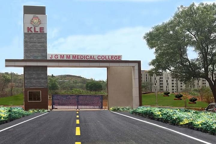 Jagadguru Gangadhar Mahaswamigalu Moorsavirmath Medical College campus in Hubli, Karnataka, India — photo 1