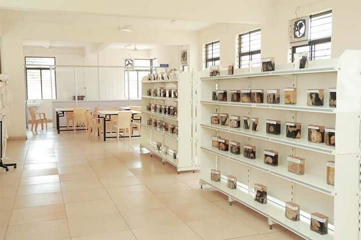 Jagadguru Gangadhar Mahaswamigalu Moorsavirmath Medical College campus in Hubli, Karnataka, India — photo 3