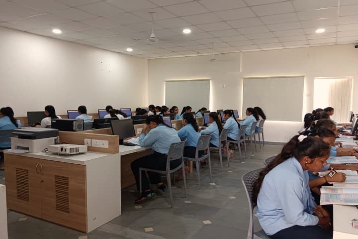 Smt Kaushalyadevi Maheshwari Mahila Mahavidyalaya campus in Nagpur, Maharashtra, India — photo 2