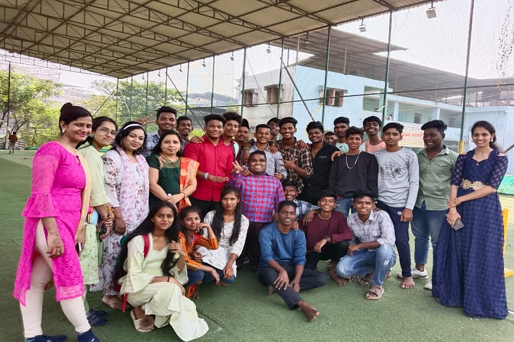 Shri Chhatrapati Late Sau SR Abhang Memorial College of Arts and Commerce campus in Ulhasnagar, Maharashtra, India — photo 3