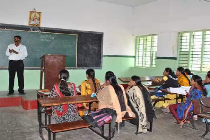 HK Veeranna Gowdh First Grade College campus in Madduru, Karnataka, India — photo 2