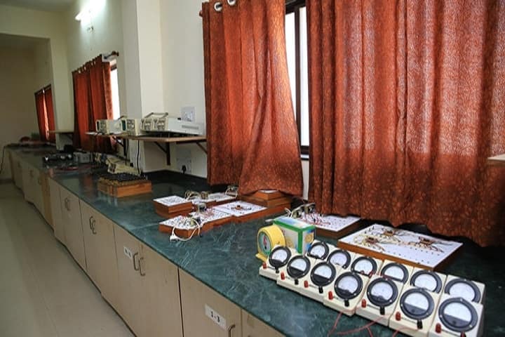 Deshbhakta Harinarayan Bankatlal Soni College campus in Solapur, Maharashtra, India — photo 2