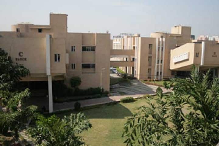 SMIMER Surat campus in Surat, Gujarat, India — photo 2