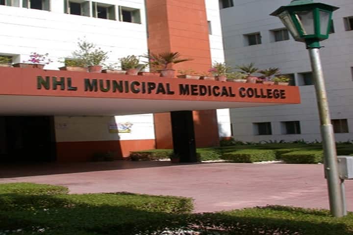Smt NHL Municipal Medical College campus in Ahmedabad, Gujarat, India — photo 1