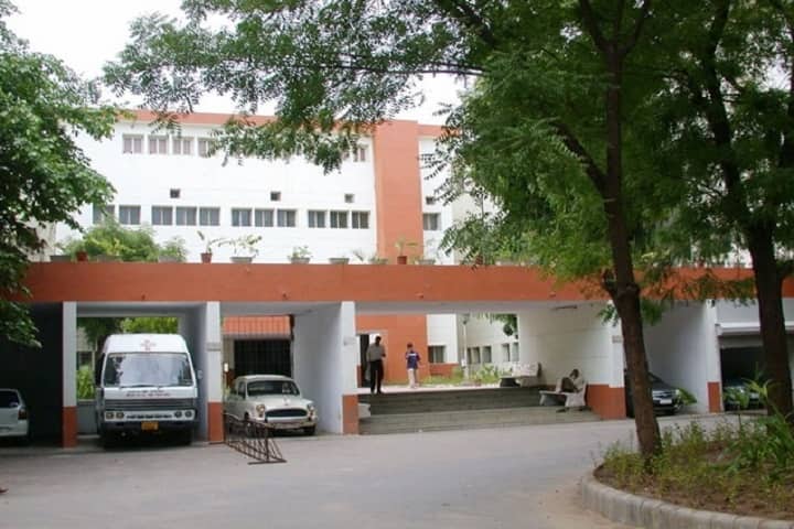 Smt NHL Municipal Medical College campus in Ahmedabad, Gujarat, India — photo 2