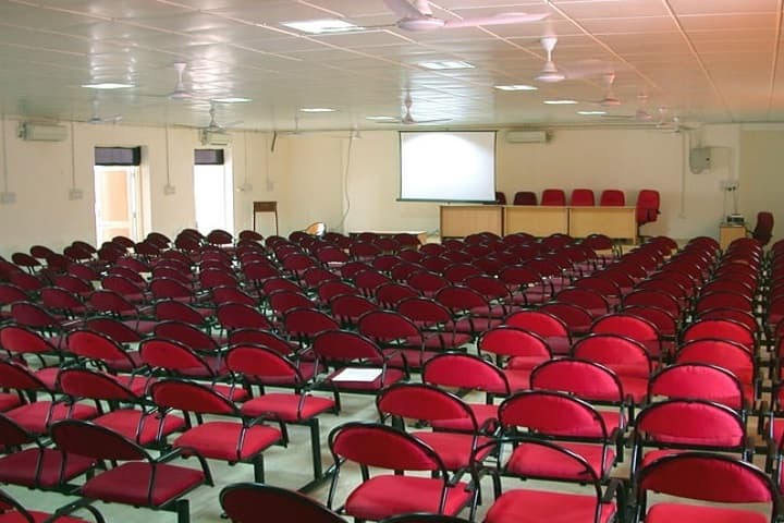Smt NHL Municipal Medical College campus in Ahmedabad, Gujarat, India — photo 3