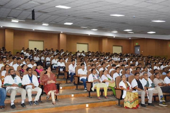 Smt NHL Municipal Medical College campus in Ahmedabad, Gujarat, India — photo 5